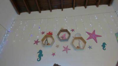 Chubby chick is spreading her tight pussy - hclips.com