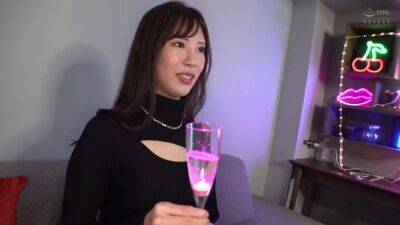【ご無沙汰人妻マ●コにガチ中出し】魅惑のスレンダー美女と合意不倫セックス！ドロー！添い寝カードッ！レスな人妻に添い寝ついでに乳首舐め手コキで射精KO！？手マンで潮吹き→バックで挿入！「久しぶりです」旦那以外のチ●コで感じまくり！ - txxx.com - Japan