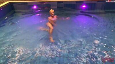 Riskant! Mein Erstes Mal Im Offentlichen Schwimmbad - upornia.com