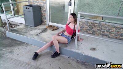 Dtf Girl Hops On The Bus In 4k With Lexxi Steele - upornia.com