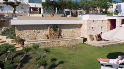 Scarlett & Honour Get Naughty Poolside Service 12 Min - upornia.com