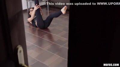 Yoga Babe Fucks The Voyeur 1 - upornia.com