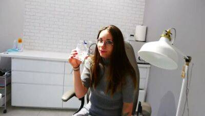 [Polish couple] A horny beautician fits the client's feet - porntry.com - Poland