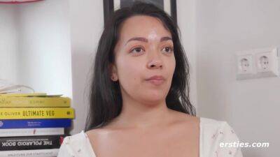 Olivia - Wiener Madel Olivia Masturbiert Intensiv Mit Dildo - upornia.com