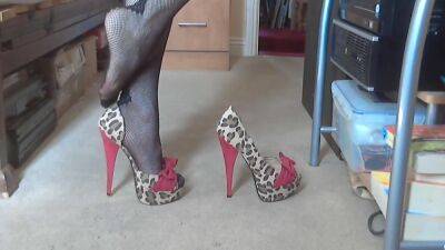 A Qucik Leopard Heel Tease - upornia.com
