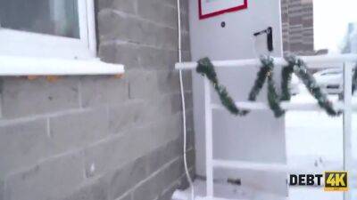 Une Serveuse Sexy Aux Cheveux Longs Retourne De Largent En Utilisant Son Corps Chaud 9 Min With Rose Wild - hotmovs.com - Russia