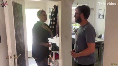 Notgeile Stiefmutter - Den Uni-kumpel Vom Stiefsohn Verfuehrt With Cat Coxx - upornia.com