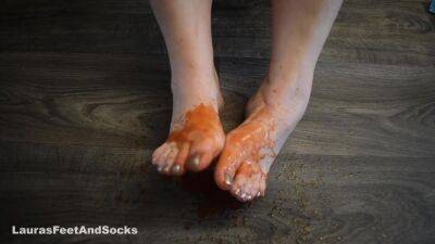 Feet Are Splashed With Tomato Sauce. Crush Food Crushing - upornia.com - Germany