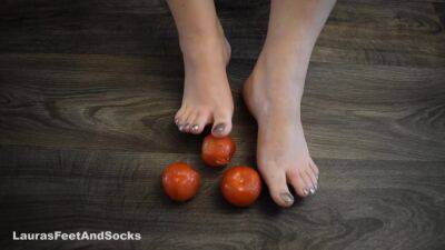 Zertrample Und Ficke Tomaten Mit Meinen Fuben. Zerkleinere Lebensmittel. Crushing, Crush Food - upornia.com - Germany