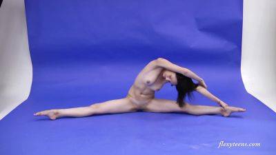 Galina Markova In Upside Down Spreads And Acrobatics From - upornia.com - Russia