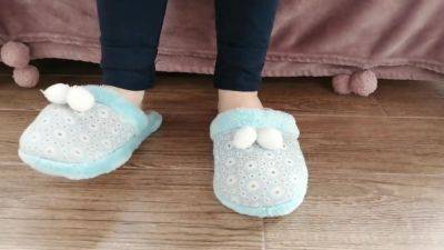 Hot Candid Teen Feet Playing With Her Cozy House Slippers - upornia.com