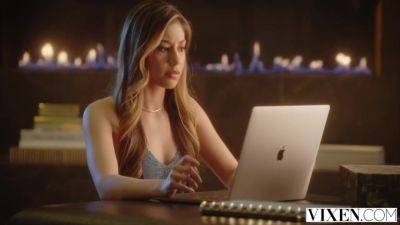 Insatiable Xxlayna Cant Keep Her Hands Off Her Boss - hotmovs.com