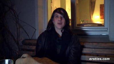 26-jahrige Modefotografin Roesi Masturbiert Auf Dem Kuchentresen - upornia.com