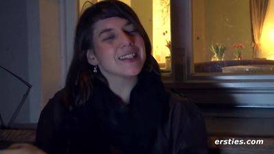 26-jahrige Modefotografin Roesi Masturbiert Auf Dem Kuchentresen - upornia.com