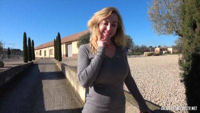 Embracing Temptation: Elisa's Tryst with Two Muscular Men - txxx.com