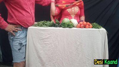 Sabji Vechne Waali Ko Khule Bazaar Mein Hi Chod Diya Real Indian Desi Kaand Video - hclips.com - India