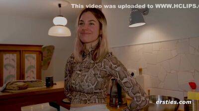 Blonde Kitty Masturbiert Heftig Mit Grobem Dildo - hclips.com