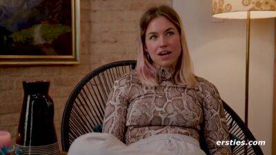 Blonde Kitty Masturbiert Heftig Mit Grobem Dildo - hclips.com