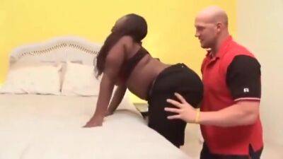 The Beautiful Gigantic Round Ass Goes To London - upornia.com