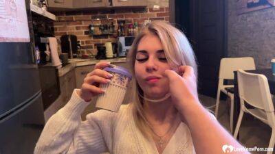 Babysitter works her mouth on a pecker - hotmovs.com