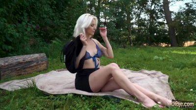 Amy Douxxx - Amy Douxxx - A Satisfying Sunbath In Hd - upornia.com