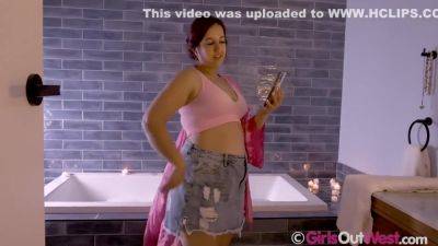 Leila R Rub In The Tub - hclips.com