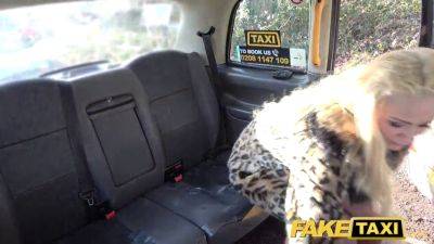 Bombshell - Blonde bombshell takes it hard in the backseat of fake taxi - sexu.com