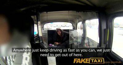 Kiki Minaj - Kiki Minaj trades her pussy for silence in fake taxi ride - sexu.com - Britain