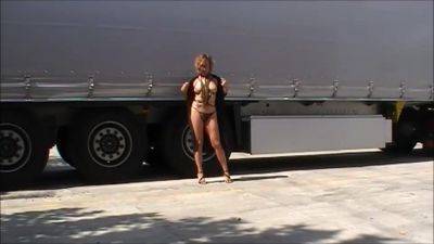 Pornsonick Exhibicionist Enseno Mi Modelo Erotico En El Aparcamiento De Camiones - upornia.com