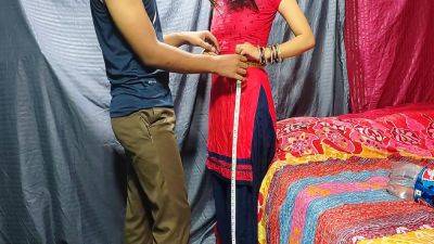 Tharki Tailor Ne Bhabhi Ka Naap Lete Lete Pent Khol Ke Lund Dikha Diya - desi-porntube.com