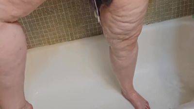 Big Ass Milf Likes Seducing With Big Open Pussy - voyeurhit.com