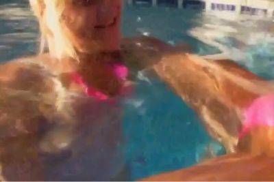 2 Huehner Im Pool Auf Mallorca - hclips.com