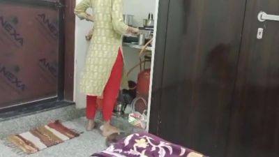 Mosi Ki Ladki Ko Choda Chaye Pi Kar - hclips.com - India