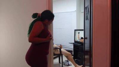 Me Excita Ver Como Mi Hermanastro Se Masturba Asi Que Voy Y Le Empiezo A Mamar El Pene - voyeurhit.com