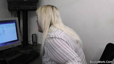 Boss fucks fat ass blonde plumper - drtuber.com - Czech Republic