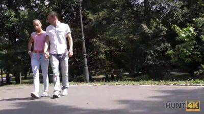 Vinna Reed's backpack falls out & hunter uses chance to get cash - sexu.com