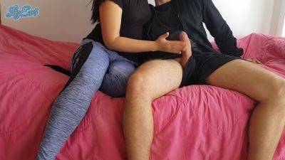 Hermanastra En Calzas Sabe Como Calentarme Con Su Culo Perfecto - hotmovs.com