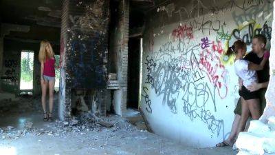 Dude Fuck Teenie Outdoor While Her Friend - hclips.com