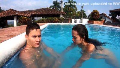 Me Follo A Una Puta Codiciada Colombiana En Piscina De Mi Jefe - Camila Mush - hclips.com - Colombia