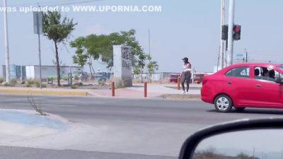 Vendedora Del Semaforo Es Seducida Y Se Sube Al Carro - upornia.com