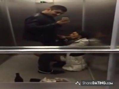 Elle Avale Tout Dans L Ascenseur - hclips.com