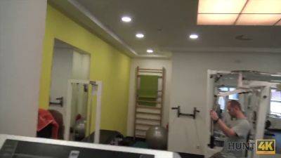 Naive cuckold watches as hot GF gets pounded hard by a stranger - sexu.com - Czech Republic