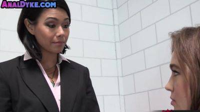 Anal lez seduces perverted lesbo and eats her wet pussy - hotmovs.com