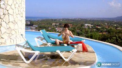 Bikini Dazzle - hotmovs.com