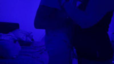 Tutti In Sala Noi Giriamo Un Video Con Luce Blu(lei Gode Tantissimo)amatoriale Italiano - hclips.com