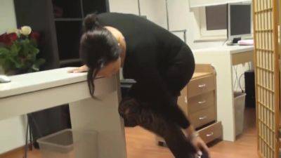 Geile Milf Fingert Sich Am Schreibtisch Ab - videomanysex.com