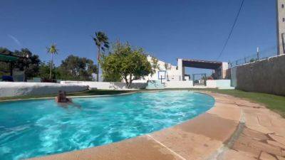 Jeune Francaise Sexhibe A Piscine Et Suce Le Proprietaire Du Airbnb - hclips.com - France
