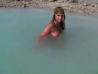 Vanessa Si Sgrilletta A Mare - hclips.com