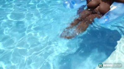 XL XXX Bikini Girls - hotmovs.com