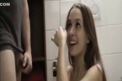 Zwei Geile Teens Teilen Sich Einen Schwanz Im Badezimme - hclips.com